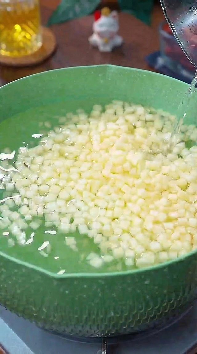 去除图片中的所有文字，保持原构图和美食场景风格不变