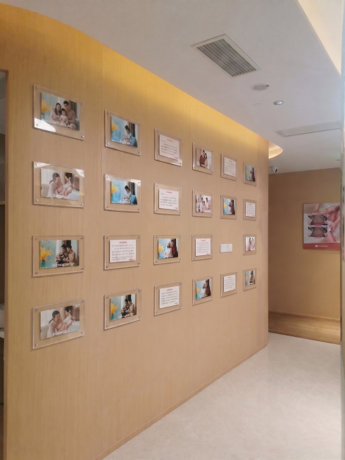 补齐图片左侧缺失的两个透明相框照片展示墙，保持原有照片墙的排列布局风格、相框样式、色调和光影一致，和现有墙面融合自然，边缘过渡和谐，不变形，清晰度高预览效果