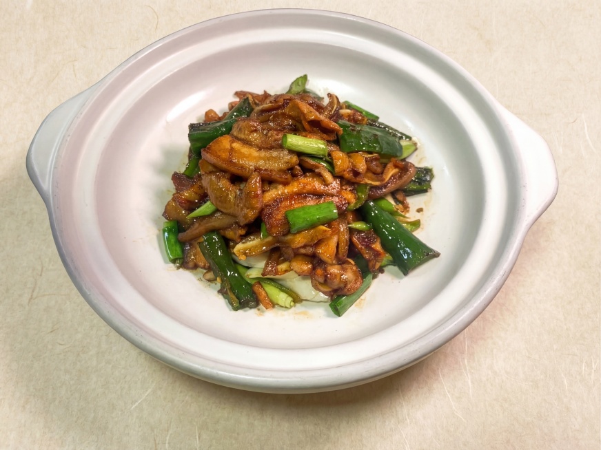 参考第一张菜品图的风格，精修这张菜品图，更换背景为浅米色宣纸质感背景，调整构图让菜品居中占比60%-80%，矫正透视，提升对比度饱和度，增强画质和菜品质感，让整体风格和第一张菜品图保持一致，适合作为线预览效果