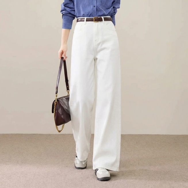 将图中的深灰色阔腿裤替换为图1的白色阔腿牛仔裤，人物的蓝格衬衫、棕色皮带、深棕色包包、拼色运动鞋和浅灰色背景保持不变预览效果