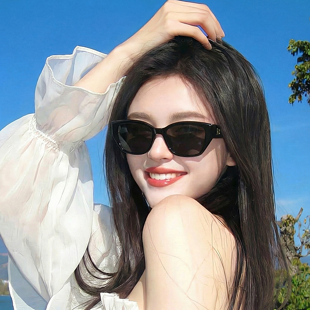 将图2中的黑色方框墨镜替换到图1模特的脸上，保持图1图片整体比例不变，保持墨镜细节、大小比例不变，保留墨镜清晰细节，结构区分清晰，让镜片和模特脸部融合自然，保持模特本身不变