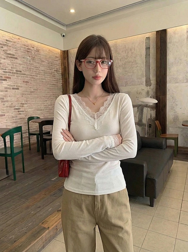 「图片1」裤子换成卡其色休闲裤，变换5张不同姿势的图片，保留人物和衣着细节