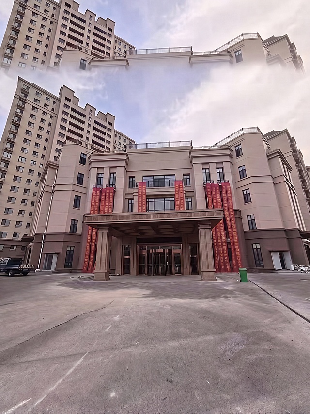 去除建筑顶部的拱形结构和‘瑞禾聚美’文字，其余部分（包括建筑主体、红色条幅、玻璃门、柱子、地面、背景楼等）保持不变，确保画面自然连贯无明显修改痕迹