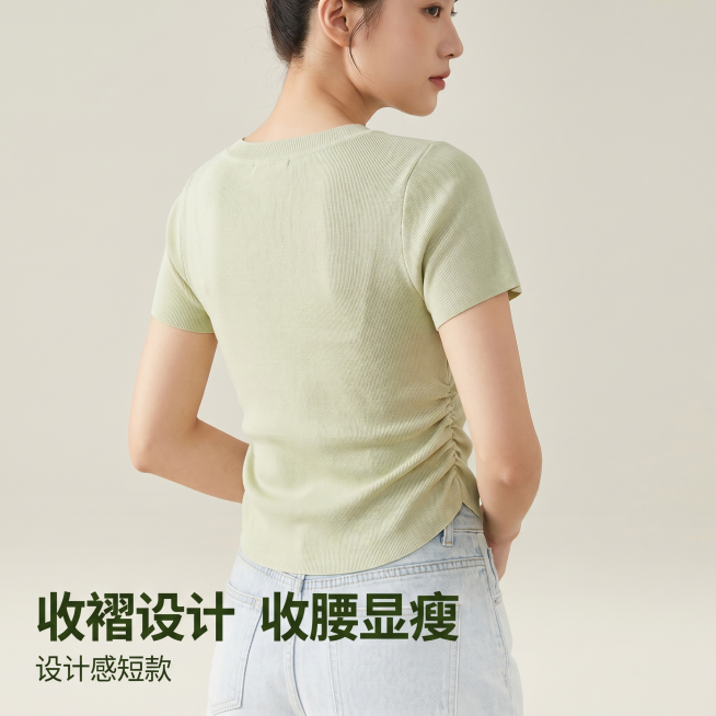 [主图-3] 浅绿色冰丝针织短袖背面展示图；
[氛围风格] 高级感松弛感，纯欲风百搭简约；
[画质] 商业摄影质感、光线柔和通透、产品清晰真实、画面干净高级。
[元素] 同一位年轻亚洲女模特，穿着浅绿预览效果