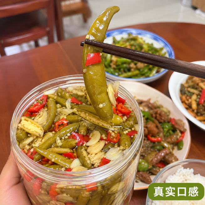 [主图-8] 手工腌辣椒用户真实展示；[氛围风格]真实买家秀，自然生活化；[画质]真实摄影质感，自然光线，清晰自然；[元素]人手用筷子夹起腌辣椒，展示辣椒长度和形态，背景是居家餐桌；腌辣椒保持外观颜色预览效果