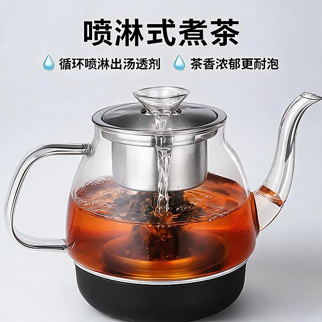 [主图-2] 喷淋式煮茶功能展示主图
[氛围风格] 专业功能演示风格，清晰直观
[画质] 商业摄影质感、光线柔和通透、产品清晰真实、画面干净高级
[元素] 产品玻璃煮茶仓部分居中展示，正在进行喷淋式煮茶，清晰展示热水循环喷淋茶叶的状态，茶汤通透红亮。保持产品外观（即物理结构、材质质感、颜色）与输入产品图绝对一致，杜绝任何变形和色差，精细化处理。商品主体占比严格控制在65%左右
[光影] 顶侧柔光打亮玻璃煮茶仓，突出通透茶汤和喷淋水流效果，水流细节清晰可见
[配色] 浅灰色简洁背景，突出玻璃和茶汤本身的色彩
[视角构图] 平视特写视角，聚焦煮茶仓功能区域，景深较浅突出主体
[文字版式] 顶部居中放标题“喷淋式煮茶”，黑色粗体大号字；下方左右分栏，左栏写“循环喷淋出汤透彻”，右栏写“茶香浓郁更耐泡”，每个文字搭配小水滴图标，字体清晰排版整齐
[比例分辨率] 1:1 比例，2K 分辨率；文字清晰锐利，画面超高清
[负向提示词] 变形，水印，文字错乱，产品图模糊，背景杂乱