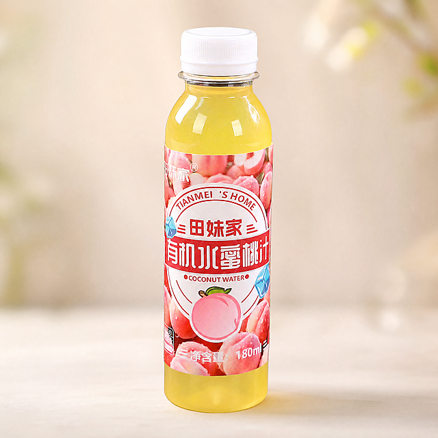 保持主体饮料和文字内容不变，将背景替换为产品展示空背景，背景进行虚化处理，整体干净简洁。保持原图片的主体内容和布局不变，仅更换背景，保持1:1比例。