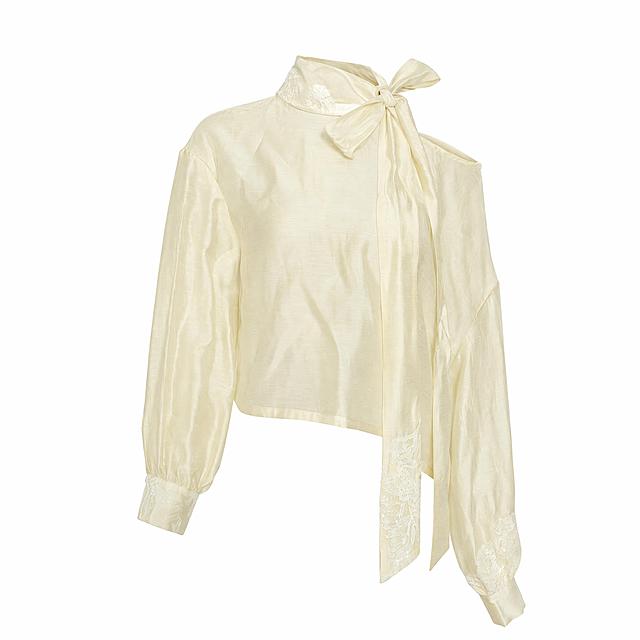产品精修，去除透明假人模特，智能修补服装遮挡区域，将商品置于纯白背景上，完全无阴影，保持商品原有角度不变，比例1:1，4K超清画质，保留原图米白色调，不偏色，3D立体展示服装，去除背景脏污，优化服装质感，保留蕾丝和丝绸面料细节，商业电商白底图