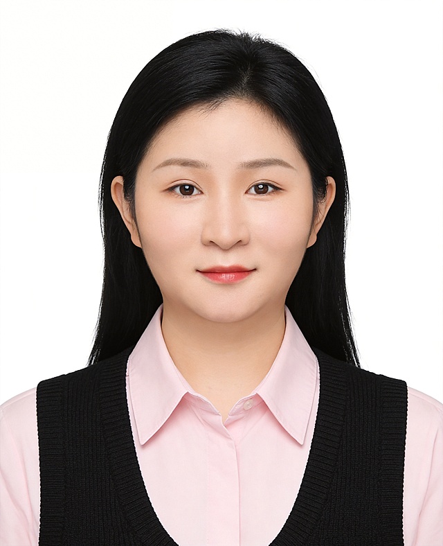 保留第一张图中人物发型、脸型、年龄特征生成标准样式纯正面证件照;人物主体严格居中,头部大小与位置严格对齐第二张图,双肩水平平衡,面部中轴线对齐画面中心,正视前方;标准证件照构图,人物绝对居中;头顶上方距离上边缘高度10%,下巴距离画面下边缘高度30%,人物主体占比约68%;肩部平展与画面水平轴平行;头部占比严格对齐第二张图;提亮肤色,消除暗沉,清透裸妆,隐形毛孔,均匀肤色,唇色自然提亮;肤色白皙细腻,轻透裸妆+微微提亮;底妆轻薄服帖;淡妆:极细内眼线,唇色微微润泽;眼神澄澈,看向镜头,气质自信,嘴角微微上扬表情自然;耳廓可见度一致;肩部平展,肩线与画面水平轴平行;头肩比例协调呈现;免冠,五官完全露出,不戴帽子,无头饰,无发带;标准焦段50mm,纯正面,入境范围头部至胸部以上区域,F/4光圈(兼容F/2.8-F/4区间),平视视角(镜头与人物视线完全齐平),正视视图;人物绝对居中(居中构图),位于画面中心;严格限定标准证件照规格;视线水平(瞳孔连线与画面水平线平行);双耳对称露出,双肩水平且平衡,头部占比严格对齐垫图,禁止大头照;专业证件照质感,高清人像质感,细腻皮肤纹理,高分辨率;柔和正面顺光均匀柔光,面部明亮无硬影,背景均匀提亮,画质清晰,零噪点降噪;面部清晰;背景亮度均匀统一;高清锐利画质,细节清晰可见;零噪点处理;色彩还原自然,均匀柔和布光,无明显阴影,面部光影干净,柔光正面打光,自然光影过渡,皮肤质感细腻,哑光质感;严格按照第一张图内容生成,分辨率4K;头发调整为黑色长发自然垂在肩后，头发挂在耳后，漏出耳朵，额前没有碎发遮挡，漏出眉毛；衣服修改为浅粉色衬衫外穿黑色针织马甲；极简纯色白色背景。画面比例5:7