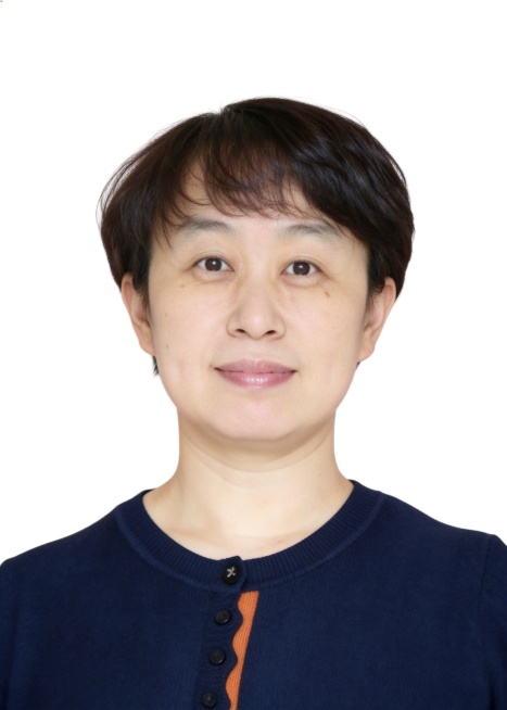 保留第一张图中人物发型､脸型､年龄特征生成标准样式纯正面证件照;人物主体严格居中,头部大小与位置严格对齐第二张图,双肩水平平衡,面部中轴线对齐画面中心,正视前方;标准证件照构图,人物绝对居中;头顶上方预览效果