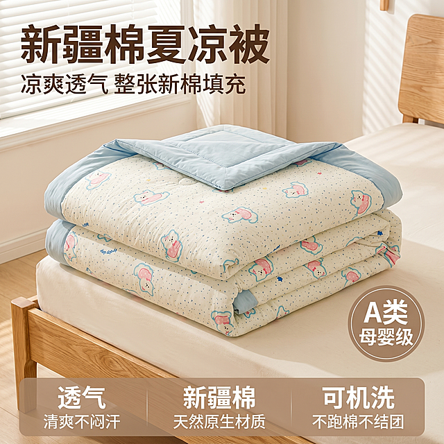 [主图 1] 新疆棉夏凉被叠放展示首图。
[氛围风格] 温馨居家生活感，拼多多风格大字直白，突出性价比
[画质] 商业摄影质感、光线柔和通透、产品清晰真实、画面干净高级。
[元素] 保持夏凉被外观（物理结构、材质质感、颜色）与输入产品图绝对一致，杜绝任何变形和色差，精细化处理。产品叠放展示，突出蓬松空气感和厚度，主体占比约75%，置于清新卧室局部场景，浅原木床边自然放置，背景干净不抢主体。夏凉被翻开一角，展示内层浅蓝色纯色，外层米白底卡通小熊印花完整清晰。商品主体占比严格控制在60%-80%之间，画面满屏无边框。
[光影] 午后卧室暖调自然光，从侧窗照射形成柔和光斑，整体光线均匀通透，被面褶皱处有自然阴影，突出蓬松质感。
[配色] 主色调为米白+浅蓝，辅助色为浅棕原木色，整体清新自然，符合夏日凉爽调性。
[视角构图] 平视角度，景深适中，主体清晰完整不裁切，前景中景背景层次分明。
[文字版式] 主标题放左上负空间左对齐留安全边距，主标题“新疆棉夏凉被”棕色大号粗体无衬线；副标题“凉爽透气 整张新棉填充”约半高，同色系略浅。右下圆形浅棕底角标“A类母婴级”，白色文字清晰。底部通栏浅棕半透明蒙层，三列展示卖点：列一「透气」「清爽不闷汗」列二「新疆棉」「天然原生材质」列三「可机洗」「不跑棉不结团」，文字对比强烈，清晰易读。
[比例分辨率] 1:1 比例，2k 分辨率，文字清晰锐利，画面超高清。
[负向提示词] 变形，水印，文字错乱，产品图模糊，背景杂乱，牛皮癣，配色刺眼，遮挡主体
