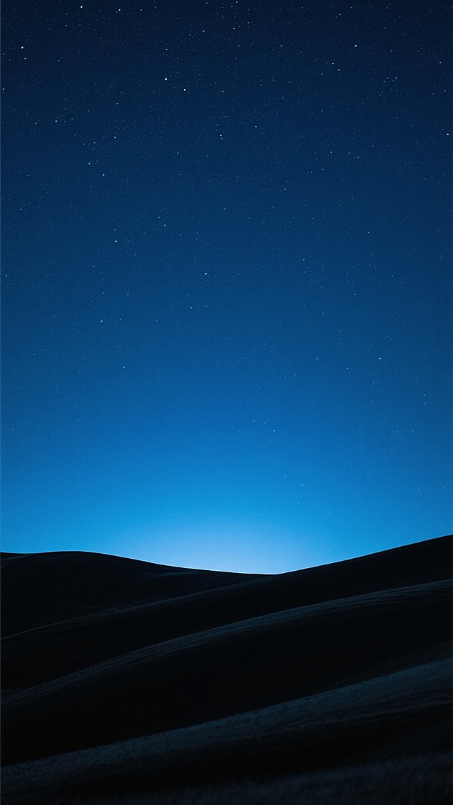 深邃的夜空，无数星星闪烁，形成渐变的深蓝色调，从地平线向上逐渐加深，地平线处有柔和的蓝色光晕，下方是起伏的黑色山丘轮廓，整体画面静谧而神秘，具有极简的自然景观风格和柔和的光影过渡效果。