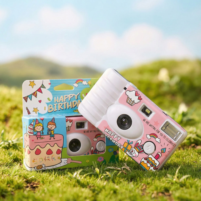 这是一款可以定制的一次性胶片相机，换个背景图，但是不要纯色，不要太胡里胡哨，相机斜靠在外包装盒上，类似于在室外拍照的背景图，相机的款式不要改变，视觉中心是相机，虚化背景，主次要分明，要第一眼就看到相机预览效果