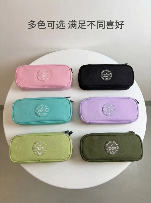 [主图 5] 帆布笔袋多色SKU展示
[氛围/风格] 整齐展示，干净清爽，突出多色可选卖点
[画面元素] 多款颜色（粉色、黑色、青色、紫色、绿色、军绿色）的同款式帆布笔袋整齐排列在白色圆桌上，保持每个预览效果