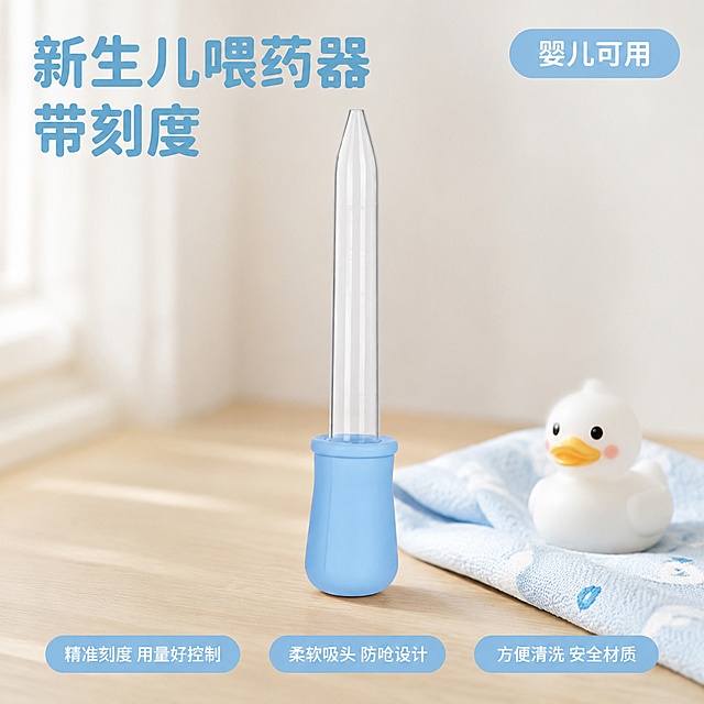 [主图1]哆拉哆布婴儿滴管喂药器产品首图，整体氛围柔和亲子，画质商业摄影质感，光线柔和通透，产品清晰真实，画面干净高级；哆拉哆布浅蓝色硅胶底座透明滴管喂药器放大居中放置在浅米原木桌面上，旁边搭配一块浅蓝婴儿纱布小方巾和白色卡通小鸭玩具作为轻道具；保持喂药器外观物理结构材质质感颜色与输入产品图绝对一致，杜绝任何变形和色差，精细化处理；商品主体占比控制在70%左右，画面满屏无边框；光影采用柔和自然窗边自然光，主光从左侧入户漫反射，右侧墙面柔和补光，整体光线均匀通透，突出产品透明滴管和浅蓝色硅胶的质感；配色主色调浅蓝奶油白，辅助原木浅棕色；视角构图采用平视中心构图，产品完整轮廓不裁切；文字版式左上负空间左对齐留安全边距，大字主文案清晰可见，写"新生儿喂药器 带刻度"，浅蓝色圆润粗体最大字号；右上圆角浅蓝色小徽章写"婴儿可用"，白色文字；底部排列三个圆角胶囊卖点标签，分别是"精准刻度 用量好控制"，"柔软吸头 防呛设计"，"方便清洗 安全材质"，每个标签浅蓝底白字，整齐排列；输出要求1:1比例，文字清晰锐利，超高清商业摄影质感；负向提示词：变形，文字错乱，产品图模糊，背景杂乱，水印，电商平台Logo