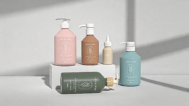 将图片向左右两侧扩展，制作成横版海报，保持原有洗护产品陈列风格和浅灰色背景，扩展部分延续原光影和背景风格