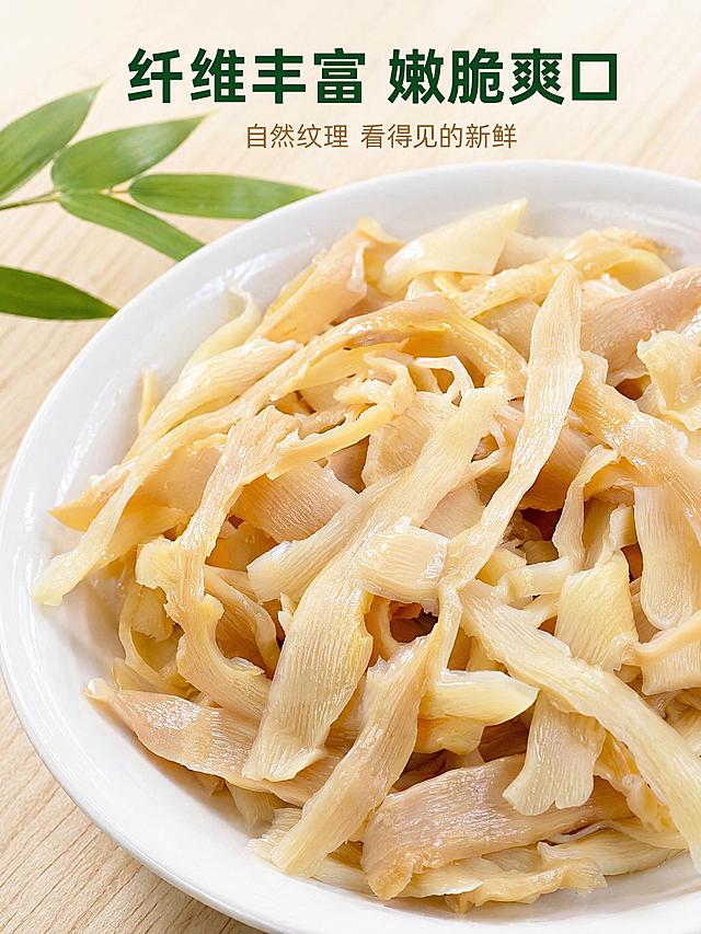 [第3屏] 笋片质地特写屏，展示烤笋干泡发后的自然质感。本屏使用【图2】作为展示主体。
[氛围/风格] 微距写实风，突出食材真实纹理，商业摄影质感，呈现鲜嫩食欲感。
[元素布局] 白色圆瓷盘盛放充分泡发的烤笋片，笋片铺满整个盘面，占屏约75%，笋片自然舒展，呈现淡黄色自然纹理，纤维清晰可见；盘子放在浅木色餐桌上，盘边点缀一片新鲜竹叶做装饰；保持笋片颜色和形态与输入图2一致，细节纹理清晰。
[光影质感] 自然顶光，光线柔和均匀，笋片表面形成柔和高光，凸显笋肉嫩润质感，阴影过渡自然，清晰呈现纤维纹理。
[配色色系] 全局底色 #f5f5dc，主色笋片自然米黄色，辅助色白色瓷盘、浅木色桌面、嫩绿色竹叶点缀，整体清新干净。
[视角构图] 俯视45度角，微距特写，聚焦笋片纹理，主体突出。
[文字版式] 顶部标题「纤维丰富 嫩脆爽口」绿色粗体居中，副标题「自然纹理 看得见的新鲜」浅棕色小字居中，文字占比小，不遮挡笋片主体。
[比例分辨率] 3:4 竖版比例，4K分辨率，文字清晰可辨，高清画质。
[负向提示词] 变形，水印，文字错乱，文字过小，缺件错件，结构错误，颜色偏差，产品图模糊，背景杂乱。