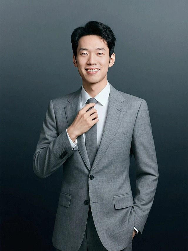 一个男生，深灰色背景，灰色西装，一只手插兜，一只手放在领带上，自然微笑