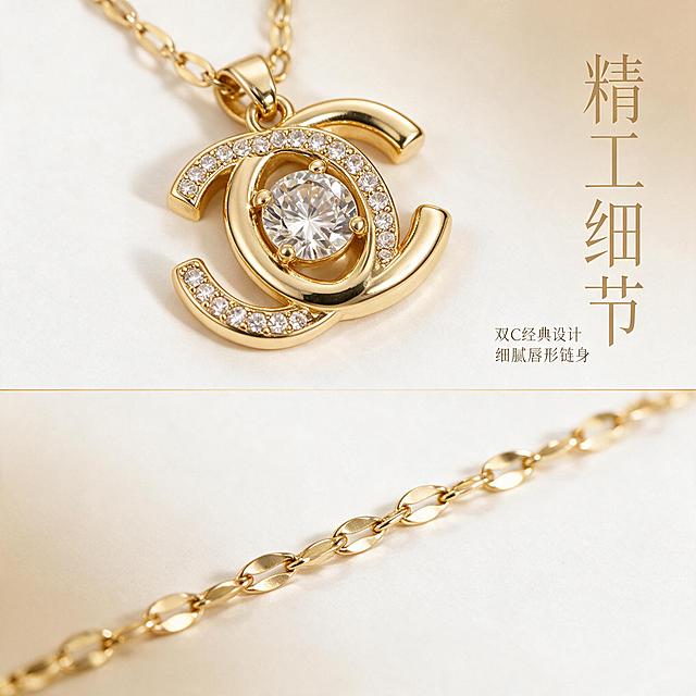 [主图-3] 细节特写 吊坠造型与链体工艺展示
[统一基调] 淘宝天猫珠宝饰品风格，精致高级柔光质感，背景统一奶油白浅香槟色系，字体用纤细文艺衬线体，标题字色香槟金，辅助字色深棕灰，整体克制高级无多余装饰
[画面] 画面上半部分为吊坠正面大特写，双C造型占据视觉中心，中间圆形主锆石清晰展示切面与火彩，双C边缘镶嵌的小锆石粒粒分明，金属边缘光滑圆润无毛刺。画面下半部分展示链条细节特写，唇形链节的金属光泽与纹理清晰可见，展示链体工艺精致度。背景为浅香槟色渐变，上下两部分用极细的金色分割线区分
[光影质感] 微距珠宝摄影质感，柔光均匀打亮金属表面，吊坠边缘有清晰轮廓光，锆石切面有明显火彩和高光点，链条每一节都有明暗过渡体现立体感，整体通透无灰尘划痕
[配色] 浅香槟金渐变背景 金色金属 透明闪耀锆石 深棕灰文字
[文字版式] 画面右侧竖排主标题"精工细节"，旁边配两行小字"双C经典设计 细腻唇形链身"，文字纤细精致
[输出要求] 1:1正方形 2K高清 细节清晰锐利 金属质感真实 文字清晰可读 无水印无平台logo
