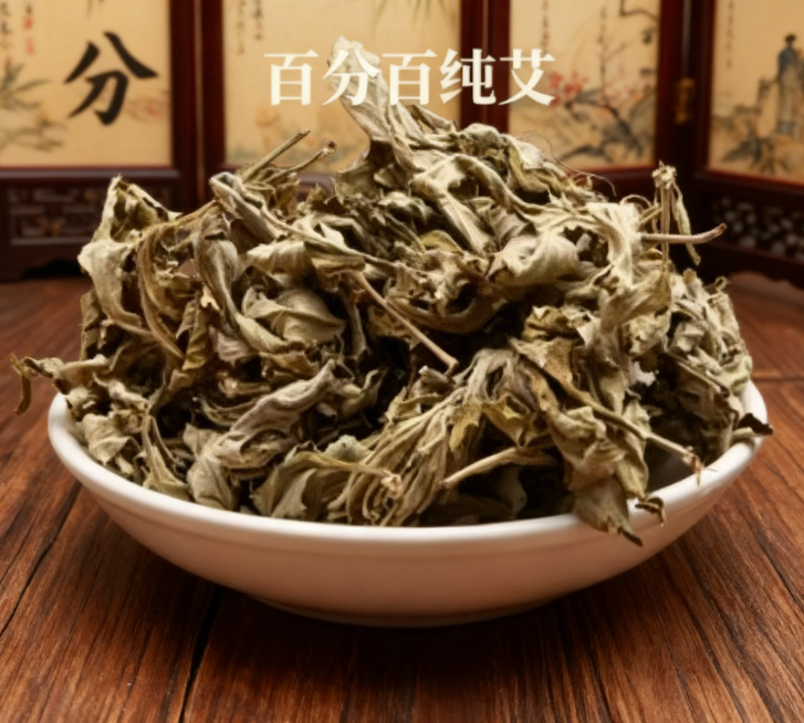 保留原物体大小形状不变，仅更换为写实古风背景，传统中式木质桌面，保留原文字"百分百纯艾"，保留物体位置和细节，整体为写实国风预览效果