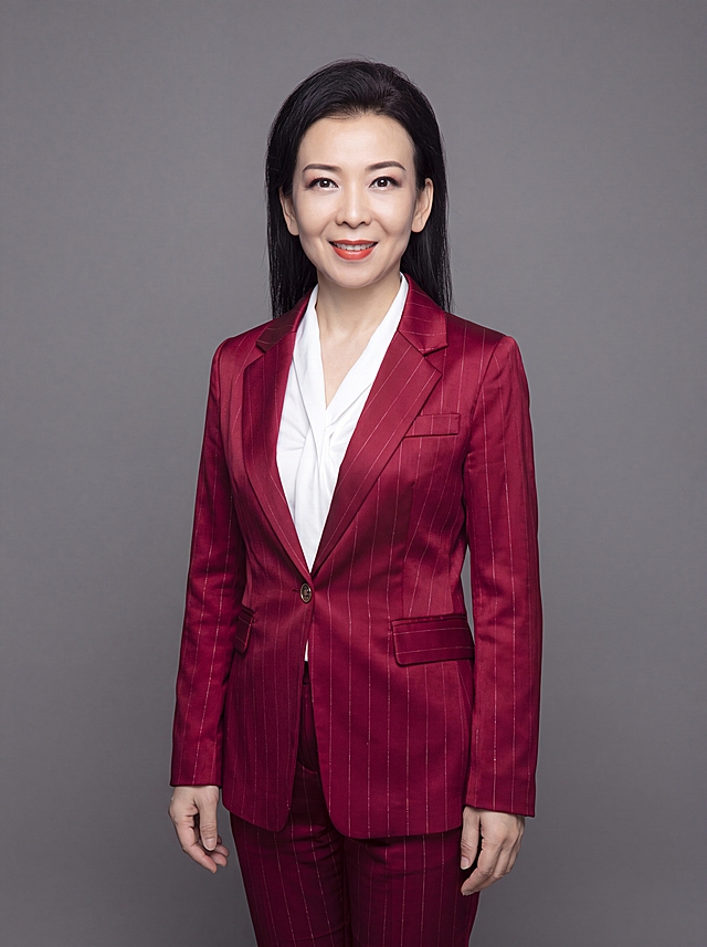 参考图重新生成，保留原人物长相五官不变，半身形象照，摄影棚拍摄，纯色中性灰色背景，穿酒红色细条纹西装白衬衫，去掉全部首饰，自然姿势，真实自然，高清，专业打光，半身照，4K