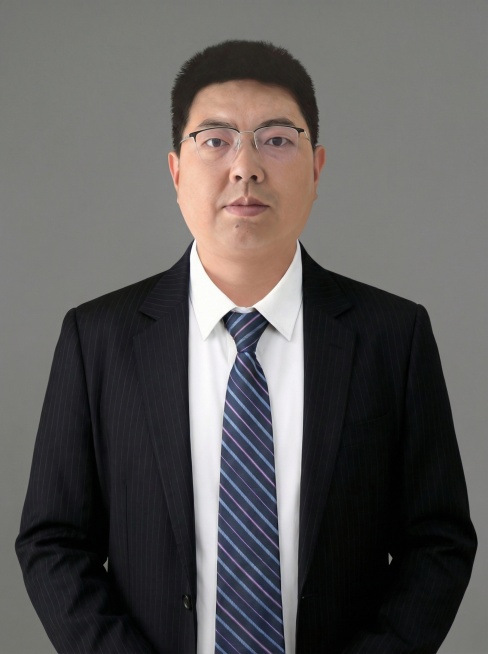 缩小人物，展现出完整腰部以上形象，长相不变预览效果