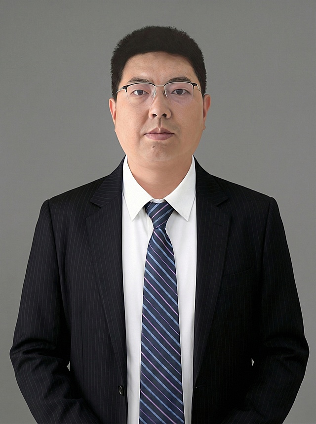 缩小人物，展现出完整腰部以上形象，长相不变