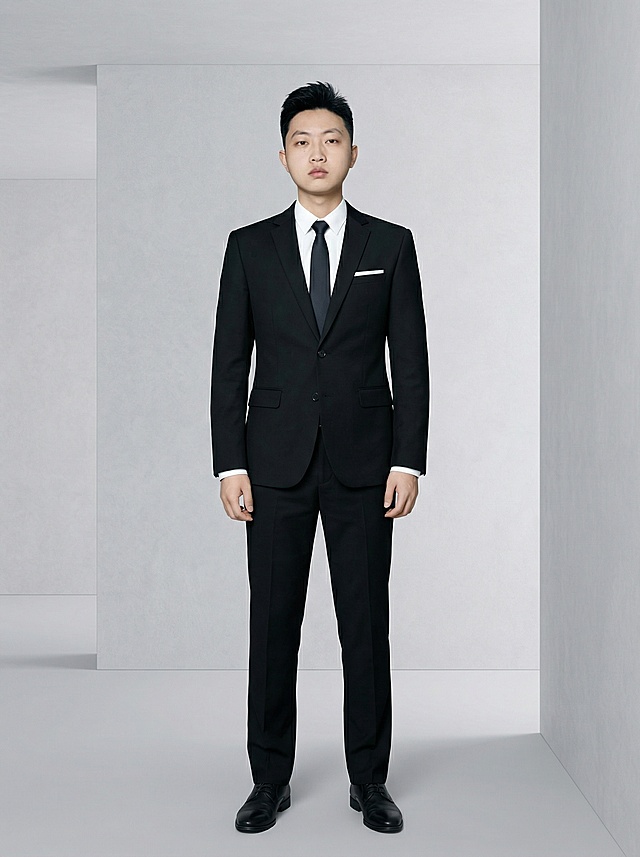 根据人物面部特征生成全身职业照，风格要高级