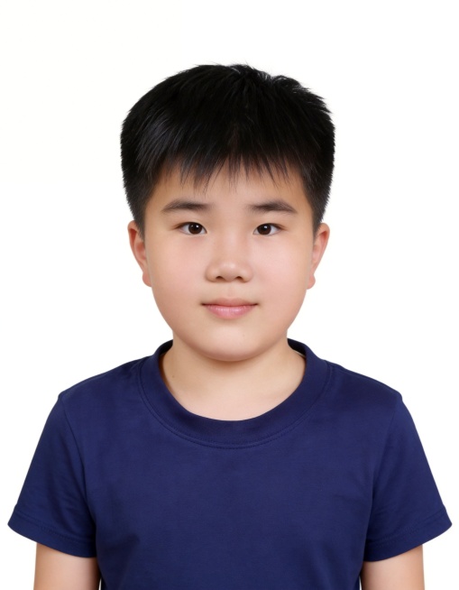 保留第一张图中人物发型,脸型,年龄特征生成标准样式纯正面儿童证件照;人物主体严格居中,头部大小与位置严格对齐第二张图,双肩水平平衡,面部中轴线对齐画面中心,正视前方;标准儿童证件照构图,人物绝对居中,预览效果