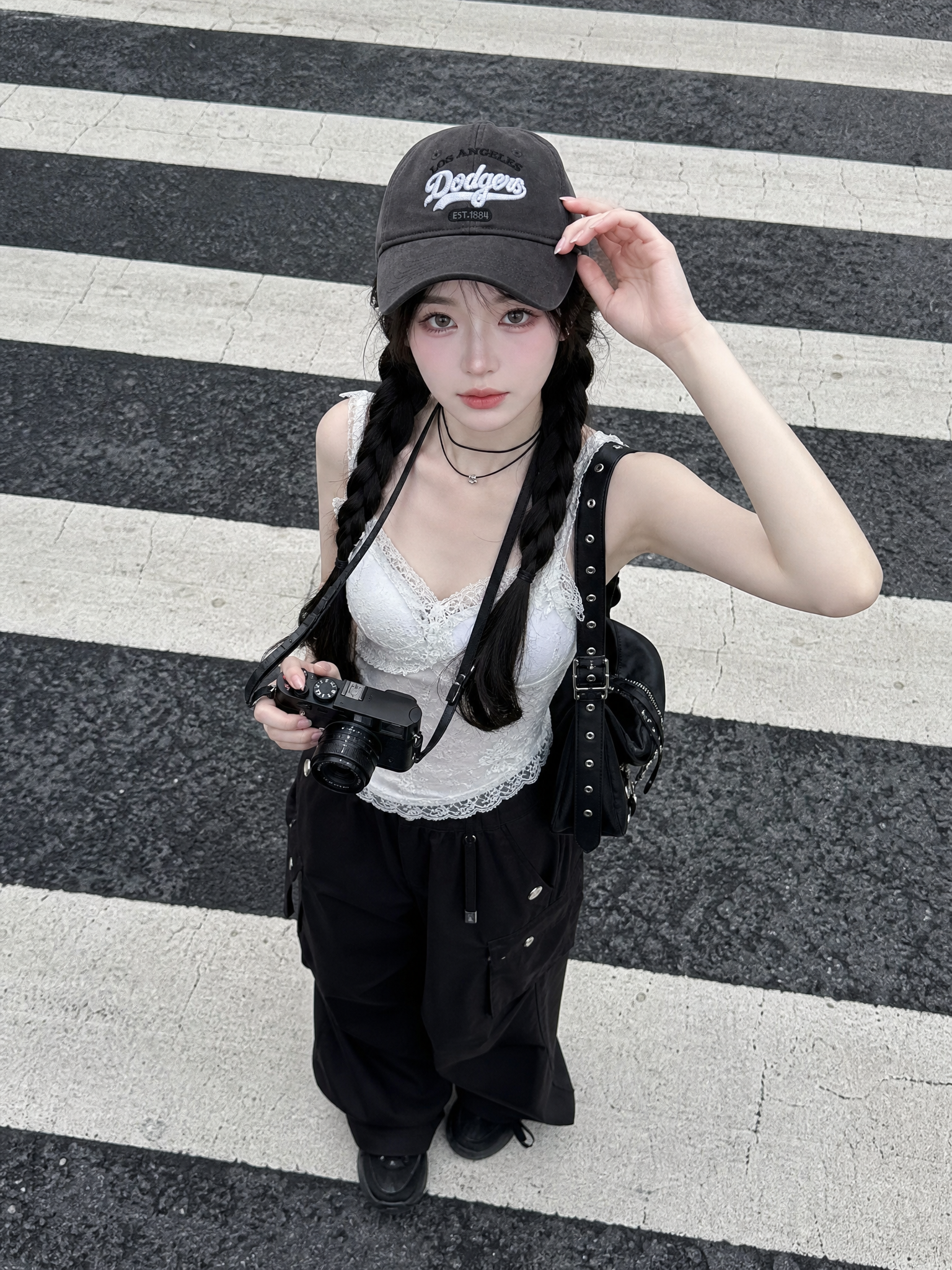 俯拍全景，22岁年轻东亚甜妹，黑色双麻花辫，冷白通透无瑕肌，浅… - 图片创意预览