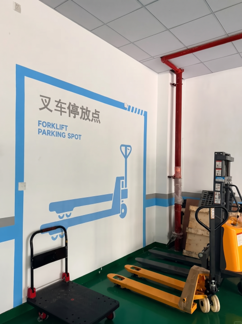 去掉图片中间的@凯格工厂目视化 | 小红书水印，保持原图其他内容不变，墙面图案和叉车工具保留，和原图一致预览效果