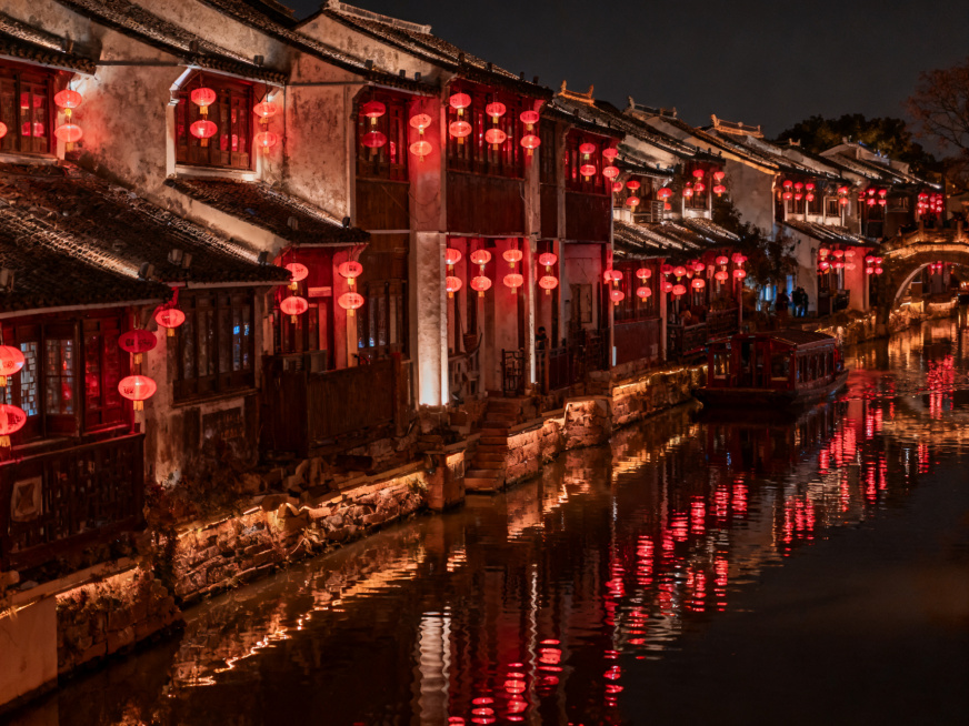 苏州七里山塘古街夜景，千年古街沿河而建，红灯笼倒影在古运河水面，氛围感拉满，江南水乡夜景，传统古街风貌预览效果