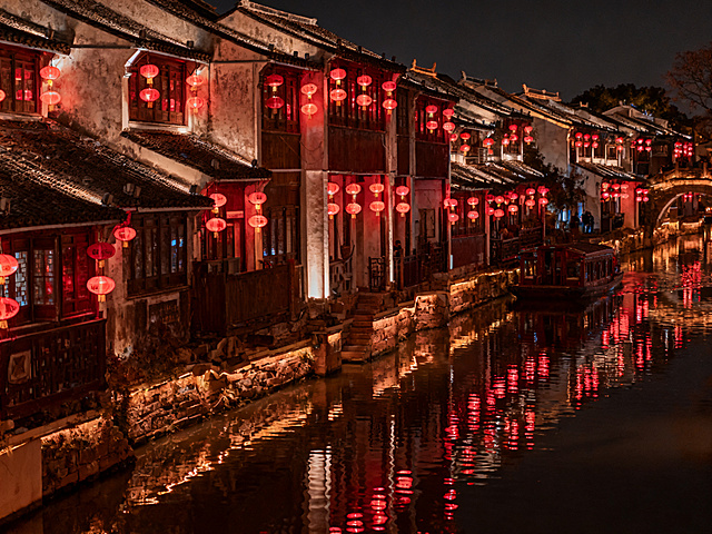 苏州七里山塘古街夜景，千年古街沿河而建，红灯笼倒影在古运河水面，氛围感拉满，江南水乡夜景，传统古街风貌