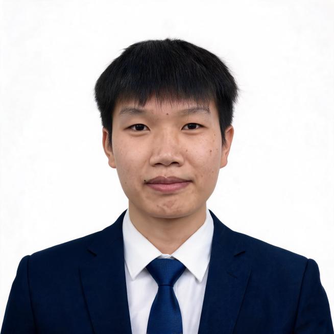 严格保留参考图中人物的五官特征、脸型骨骼、发型基础，不换脸、不变脸，仅优化精神状态；中年亚洲男性，正面免冠标准商务证件照，胸部以上胸像构图，人物居中端正，双肩平齐，平视镜头，表情自然平和，露出双耳与眉预览效果