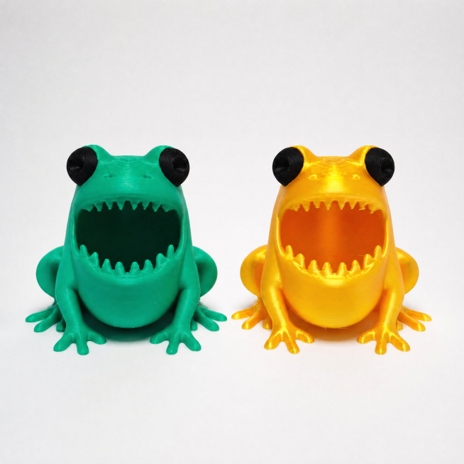 [Main Image 8] Two-pack product full display. Green and golden frog pen holders are placed side by s预览效果