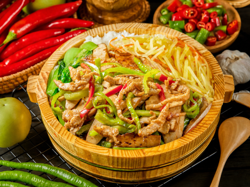 去除图片左下角的编号和汇图网水印，保留原本画面内容和色彩，不影响菜品，去除干净自然，和周边背景融合预览效果