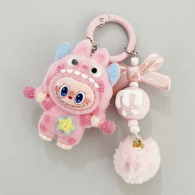 将毛绒挂件手作主体自然融入ins风统一背景中，保持挂件主体物理结构、颜色和细节完全不变。
光影匹配：背景光源从左上方来，在挂件右下方生成柔和自然的投影，符合近实远虚物理规律。
边缘处理：消除抠图白边，使用环境色漫反射实现完美融合。
风格：现代极简风，高级莫兰迪浅灰色调，商业高调摄影，柔和漫射光，保持ins卡片布局和文字位置不变。
负向提示词：多余的部件，挂件变形，比例失调，水印，文字变形，昏暗光线，死黑阴影，畸变透视