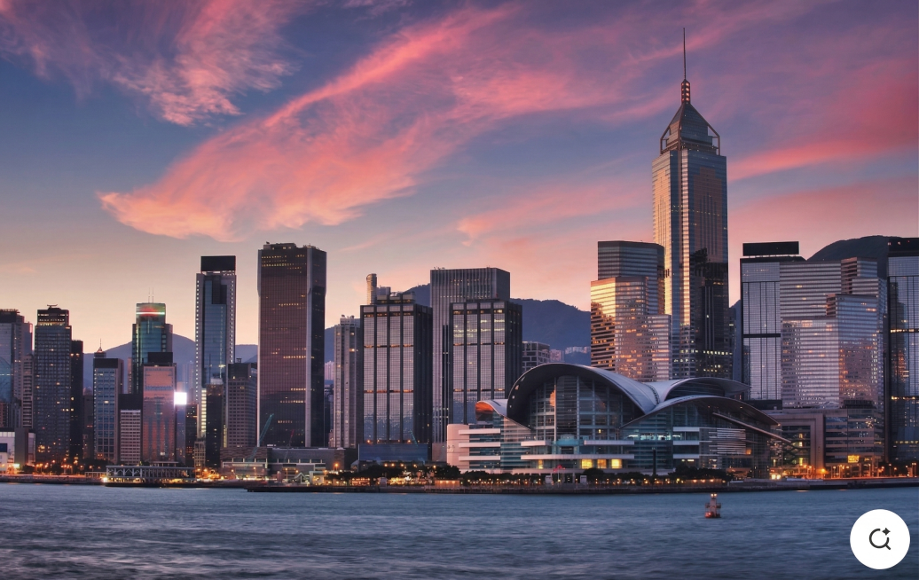 生成一张和输入图片完全相同的香港维多利亚港黄昏城市天际线照片，天空有粉橙色云彩，海面平静，岸边高楼清晰，会展中心建筑准确还原，保持原有的色调和光影效果预览效果