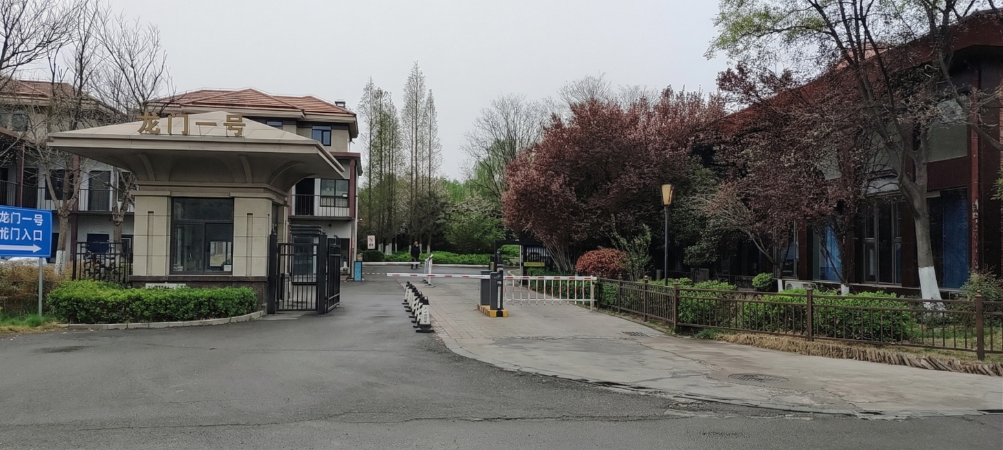 按照标注位置进行修改：1.在左侧红色框门卫位置新建一个大气带帽盖的门卫室，门卫室帽盖上写着"龙门一号"；2.在人形铁艺门位置设置人形通道；3.在中间位置设置双向行车道闸；4.在右侧绿化里设置铁艺栏杆；预览效果