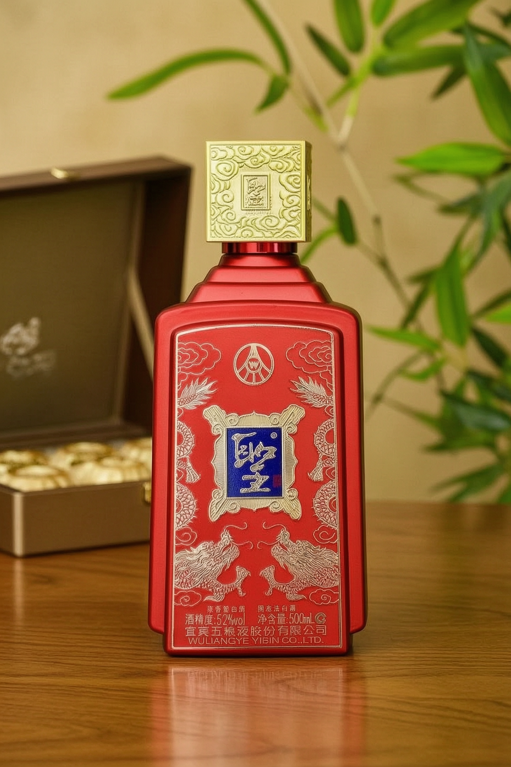 去除图片中的手和手臂，将酒瓶放置在木质桌面上，保持酒瓶完整不变… - 图片创意预览