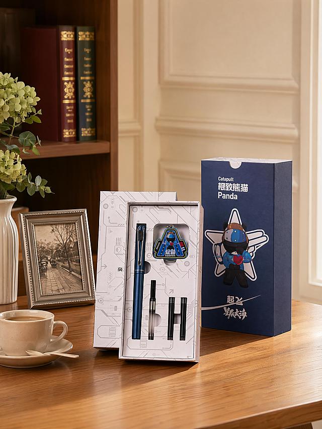 钢笔文具套装，严格参照上传产品图https://gdesign-dam-hz.dancf.com/37005810244637814/9787504e8eca45ba96463d5d48db3293.jpg，完整保留所有可见组件、部件、轮廓形状、结构、比例、材质质感、颜色与上传图完全一致，产品本体上的所有文字信息100%保留。
室内家居桌面场景，暖棕原木自然色调。
保持参考图https://2.png的实木桌面承载，柔和侧前自然光，产品受光面泛起暖棕木色、暗部映射浅灰墙面光晕，与环境物理融合。
产品放置于桌面偏右位置，中景构图，微侧25°视角，整体氛围温馨生活化。
全量换款清单：
①桌面：参考图深胡桃木方桌 → 生成浅胡桃木长方形书桌，同为实木材质；
②背景墙面：参考图浅灰色石膏线墙面 → 生成米白色石膏线墙面对比，同为石膏硬装；
③背景书籍：参考图四本烫金精装书 → 生成三本不同色的烫金装饰书，同为木质书架摆放；
④装饰画框：参考图金边长方形画框 → 生成银灰色长方形装饰画框，同为装饰摆画；
⑤咖啡杯碟：参考图金边白瓷杯碟 → 生成素色陶瓷杯碟配奶白色小勺，同为杯类茶具；
⑥绿植装饰：参考图角落绿色叶片 → 生成左侧白色陶瓷花瓶配淡绿色花艺，同为绿植装饰。
消除产品本体外多余品牌文字，产品本体文字全部保留。
4K 分辨率，严格锁定宽高比为 3:4