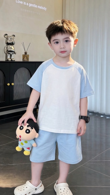 用图1的短袖和图2的裤子替换图3的模特穿的衣服和裤子，保留原场景光影，保持图3的人物的五官和发饰不变，模特的手从口袋里拿出来，鞋子不变，背景不变，图片宽高尺寸不变，保持图1的衣服的款式和颜色不变，保持预览效果