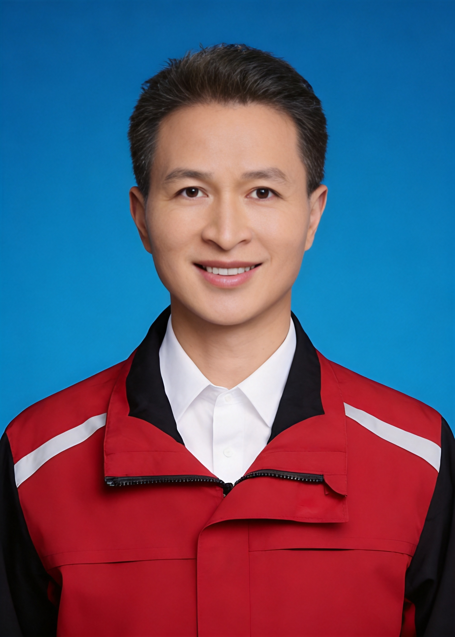 保留第一张图中人物发型、脸型、年龄特征生成标准样式纯正面证件照… - 图片创意预览