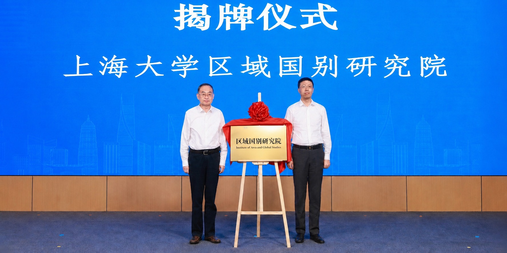 将揭牌的红色绸布整体再向上掀起一些，使金色牌子文字上方的黄色金… - 图片创意预览