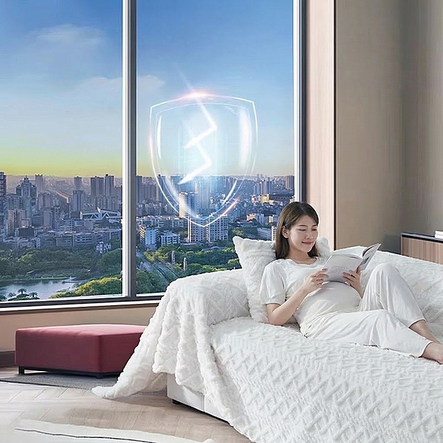 去掉图片中的所有文字，将人物改成孕妇躺在沙发上看书，画面温馨和谐，保留窗外城市景观和窗户的防紫外线效果示意，整体风格保持和原图一致的写实摄影风格