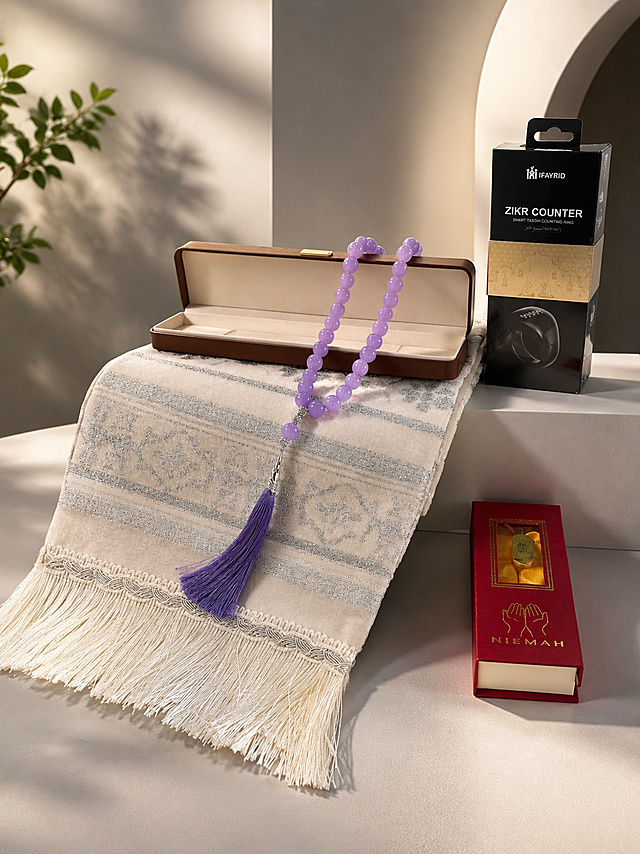更换为高端商业摄影场景图，保留原产品布局（祈祷毯、念珠、棕色皮盒、ZIKR COUNTER包装、红色NIEMAH盒），背景改为简洁现代风格，增强光影质感与产品高级感