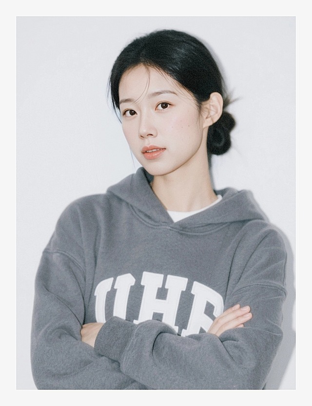 一个女生，白色背景