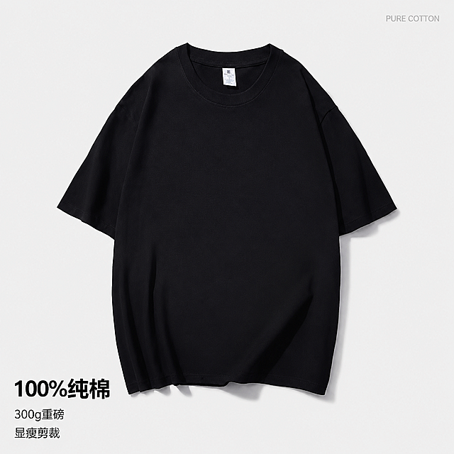[模块-1] 电商主图-黑色纯棉重磅短袖T恤产品展示。
[氛围/风格] 极简高级风，干净利落，商业摄影质感，超高清产品展示。
[画面元素] 黑色纯棉T恤放在画面中心，占据画面65%-75%主体区域。保持T恤黑色纯色、圆领短袖、基础款的物理结构、材质质感、颜色与输入产品图一致，突出纯棉面料的纹理质感。背景为干净的浅灰色纯色，左上和右上预留文字位置，整体无边框满铺。
[光影质感] 正面均匀柔和主光照亮T恤整体，保留自然褶皱阴影，面料纹理清晰可见，产品边缘清晰真实。
[配色色系] 全局底色：#F5F5F5（浅灰）；主体配色：#000000（T恤黑色）；辅助色：#FFFFFF（标题白）#333333（卖点深灰）。
[视角构图] 正面平视，T恤居中展示，整体构图对称稳定，重心稳定。
[文字版式] 左下角主标题 “100%纯棉” 黑色粗体无衬线字体，字号占画面宽度10%；下方两行卖点 “300g重磅” “显瘦剪裁” 黑色常规字体，字号约为主标题60%，左对齐。右上角小面积英文装饰 “PURE COTTON” 小号浅灰字体。整体排版简洁突出产品，文字不遮挡T恤主体。
[比例分辨率] 1:1 正方形比例，2K分辨率，文字清晰可辨，超高清。
[负向提示词] 变形，水印，文字错乱，产品图模糊，背景杂乱，颜色偏差，图案印花，文字遮挡主体