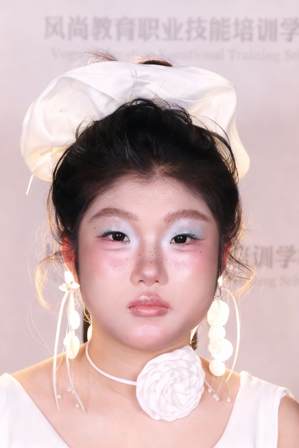 衣服上蓝色的部分去掉，只保留外面白色的衣服，其他部分不要改变预览效果