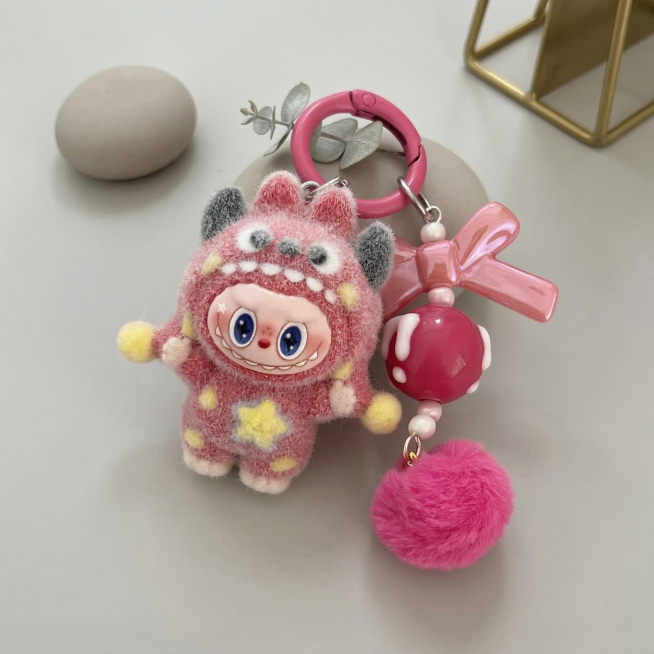 将毛绒挂件手作主体自然融入ins风统一背景中，保持挂件主体物理结构、颜色和细节完全不变。
光影匹配：背景光源从左上方来，在挂件右下方生成柔和自然的投影，符合近实远虚物理规律。
边缘处理：消除抠图白边，预览效果